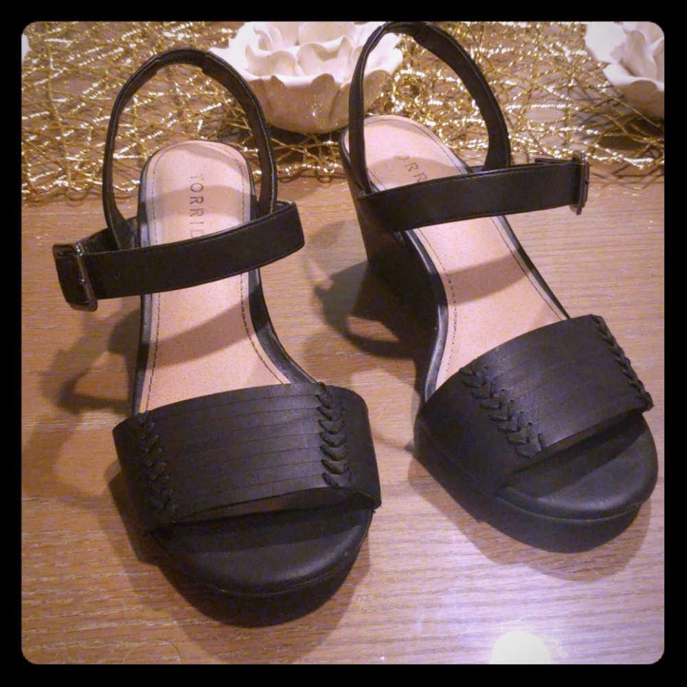 Strappy kitten wedge